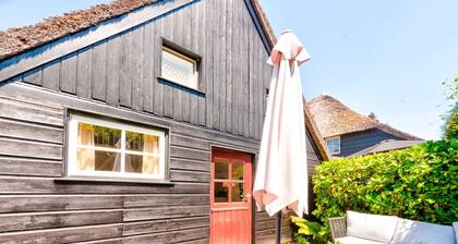 Modern Holiday Home in old Centre of Giethoorn With 2 Hours of Boat use