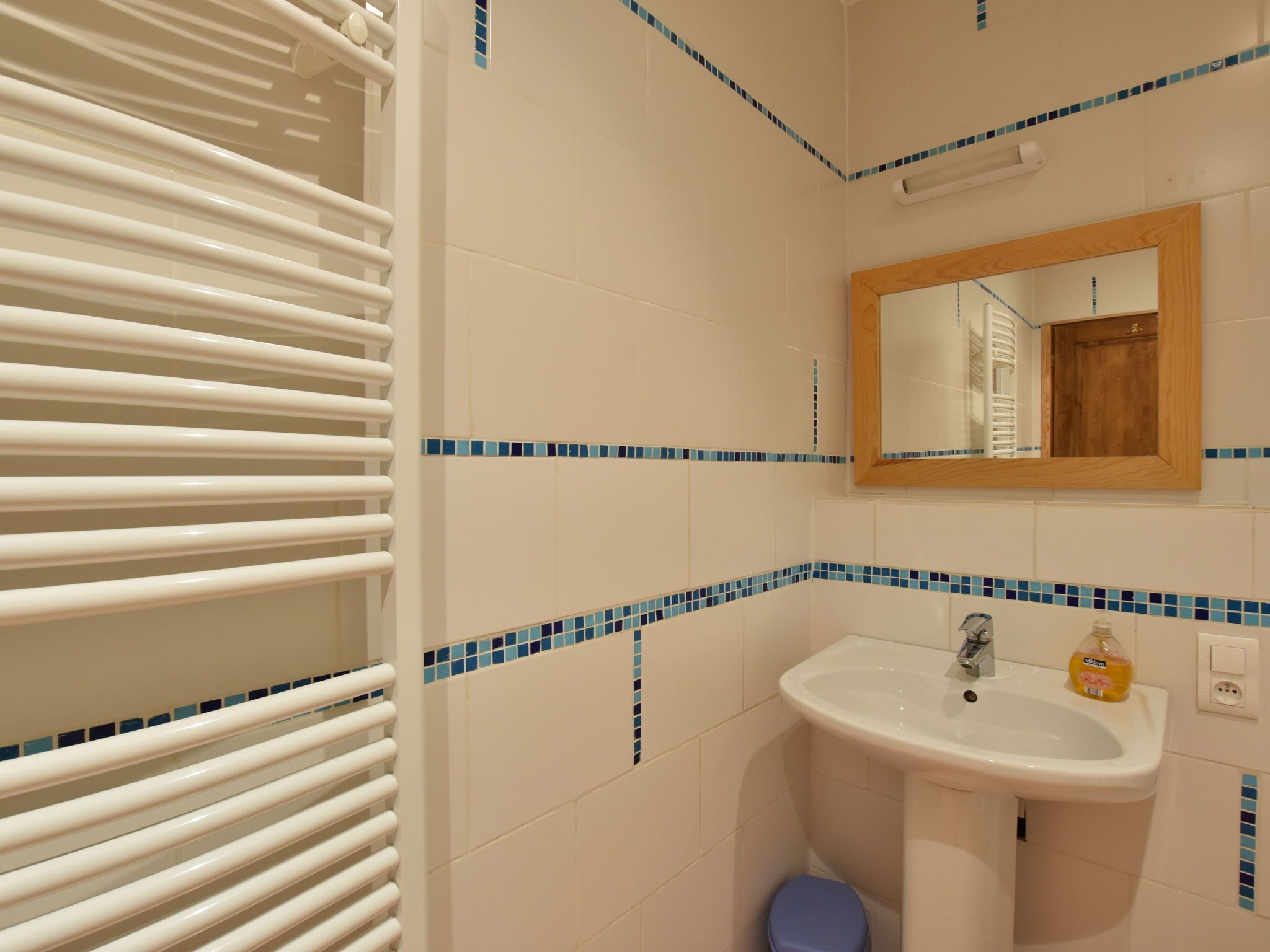 Combined shower/bathtub, hair dryer, towels