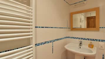 Combined shower/bathtub, hair dryer, towels
