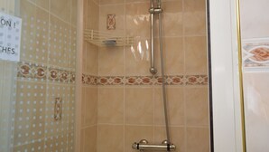 Cottage | Kamar mandi | Shower dan handuk