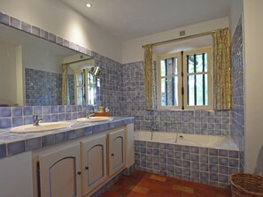 Villa | Badezimmer | Badewanne, Handtücher
