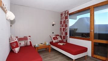2 bedrooms, bed sheets