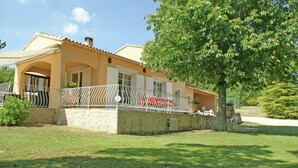 A house with a balcony, a tree in front, and a clear sky. - Villa in Reillanne With Private Pool (Reillanne)