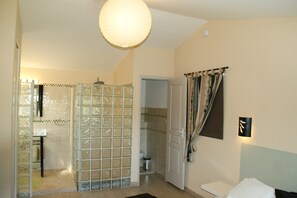 Bathroom - Villa in Reillanne With Private Pool (Reillanne)