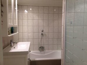 House | Bathroom - Holiday Home With Fenced Garden in a Quiet Spot in Koudekerke (Koudekerke)