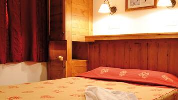 1 bedroom, bed sheets