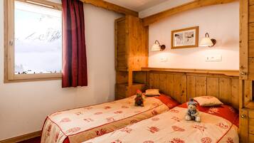1 bedroom, bed sheets