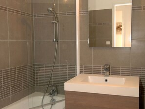 Bathroom - Apartment Next to Europe's Highest Dune, in Pilat (La Teste-de-Buch)