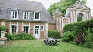 A brick house with a garden and a small structure with a dome roof. - House Near Merlimont-plage and Historic Abbey (Gouy-Saint-Andre)