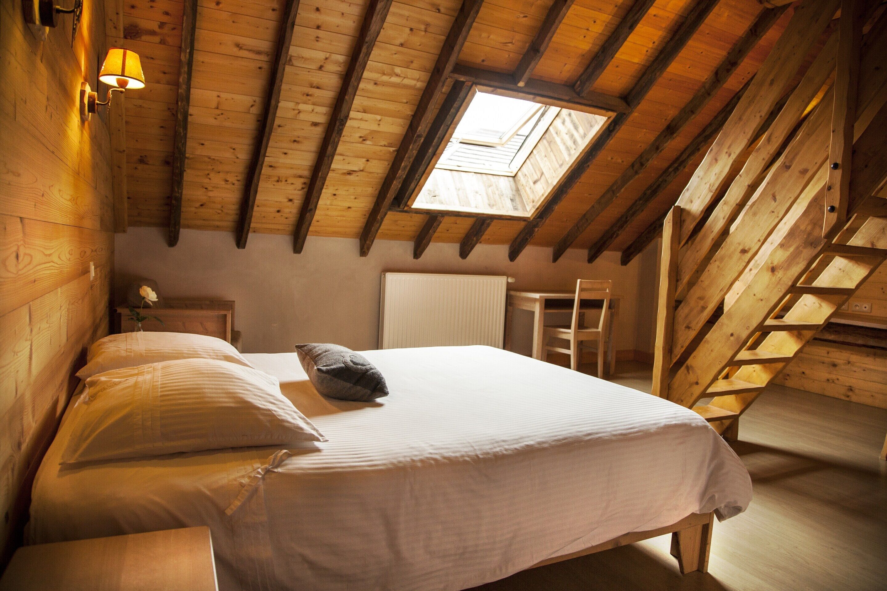 House | 6 bedrooms, individually furnished, bed sheets