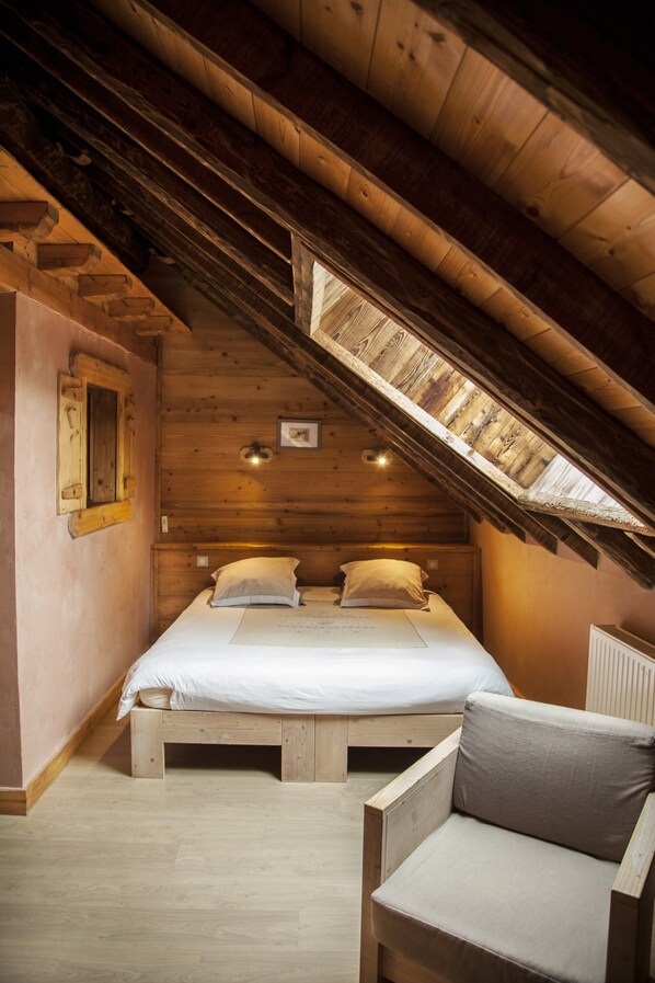 6 bedrooms, individually furnished, bed sheets - Mansion in Albertville Near Ski Slopes (Mercury)