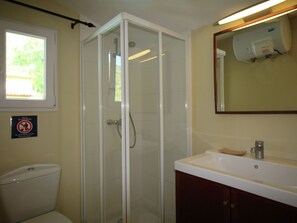 Villa | Badezimmer | Duschwanne, Handtücher