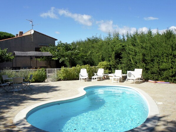 House | Exterior - Charming Holiday Home in Régusse, Provence With Terrace (Regusse)