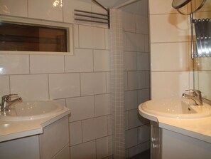 Ferienhaus | Badezimmer | Dusche, Handtücher