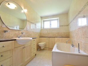 Bungalow | Bathroom | Bathtub - Detached Holiday Home in the Dordogne With Spacious Terrace and Private Pool (Bars)