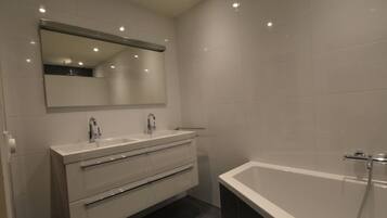 Rumah | Kamar mandi | Bathtub, pengering rambut, dan handuk