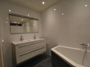 Bathroom - Spacious Holiday Home in Julianadorp With Garden (Julianadorp)