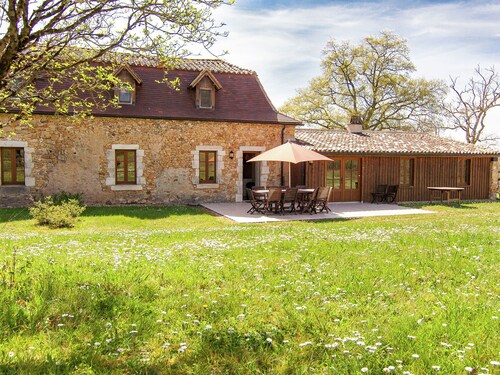 Exquisite Holiday Home in Issac With Swimming Pool