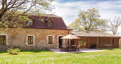 Exquisite Holiday Home in Issac With Swimming Pool