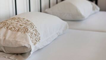 10 phòng ngủ, trang bị nội thất với thiết kế riêng biệt, bộ trải giường