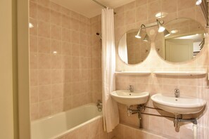 Apartment | Bathroom - Apartment in La Chapelle Near Ski Lift (La Chapelle-d'Abondance)