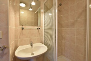 Apartment | Bathroom - Apartment in La Chapelle Near Ski Lift (La Chapelle-d'Abondance)
