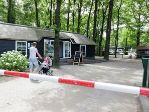 Property grounds - Charming Lodge in Staphorst With Pool Access (IJhorst)