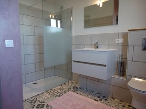 Shower, towels - Elegant Mansion With Swimming Pool, Terrace, Sun-loungers (Rabastens)