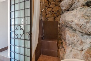 Douche, séchoir à cheveux, bidet, serviettes fournies
