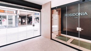 Un interior moderno con una puerta de vidrio que indica 'POSIDONIA G3H'.