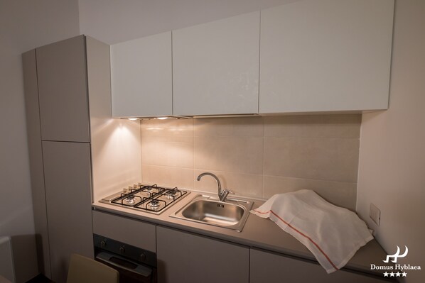 Een koelkast, een magnetron, een oven, een kookplaat