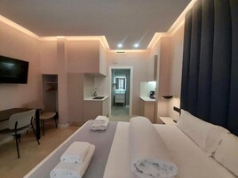 Studio, Ground Floor | In-room safe, soundproofing, iron/ironing board, cribs/infant beds