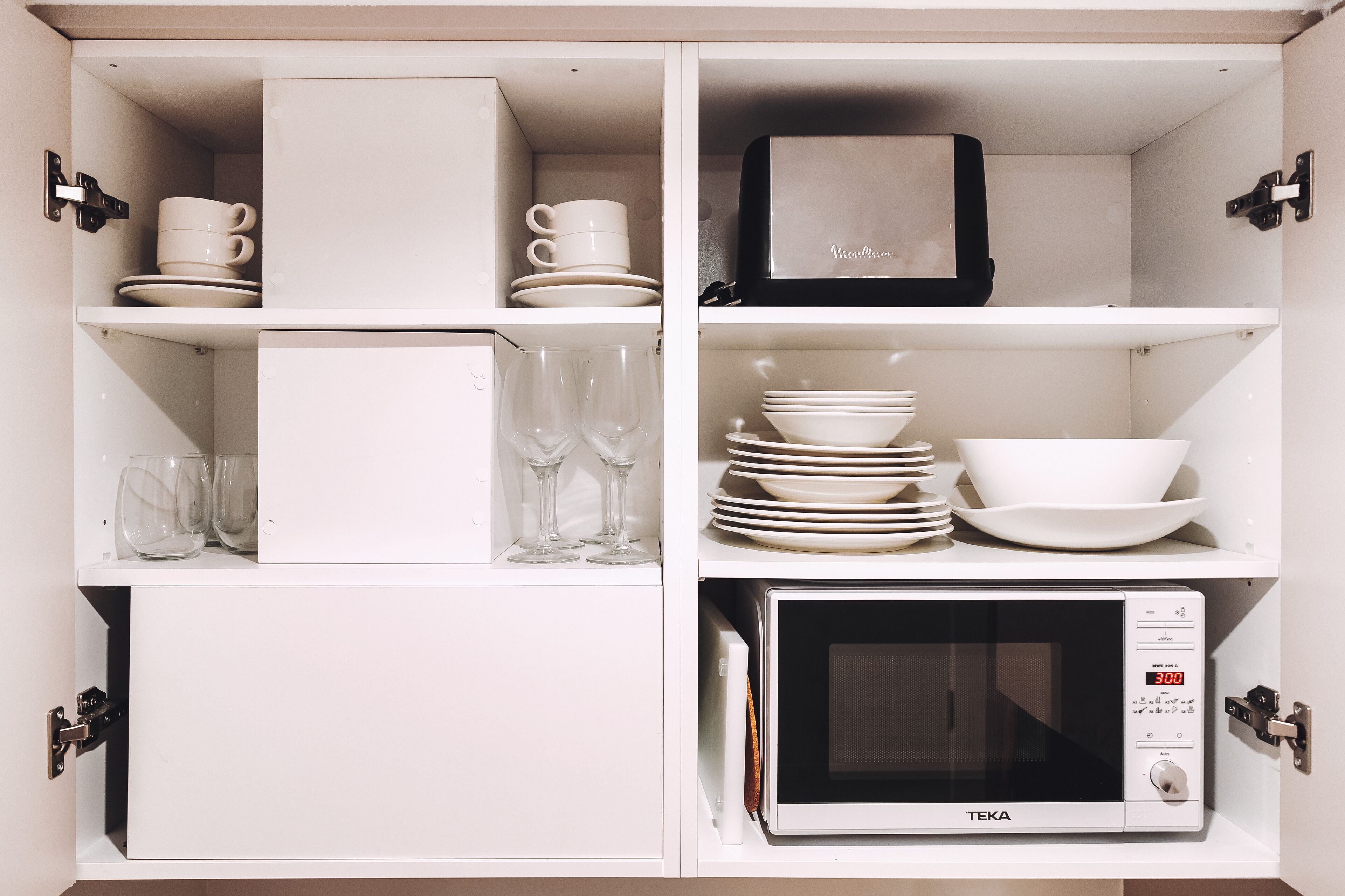 Full-size fridge, microwave, stovetop, coffee/tea maker