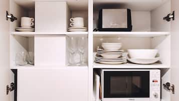 Full-size fridge, microwave, stovetop, coffee/tea maker