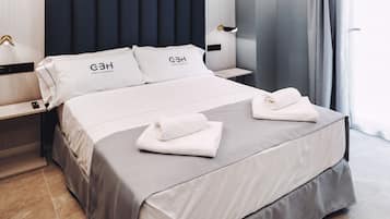 Studio, 1 tweepersoonsbed met slaapbank | Een kluis op de kamer, geluiddichte muren, een strijkplank/strijkijzer