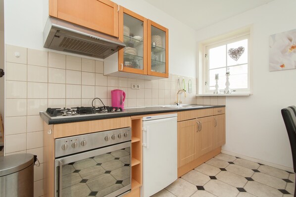 Apartment | Private kitchen - Apartment in a Quiet, Rural Area, not far From the Centre (Callantsoog)