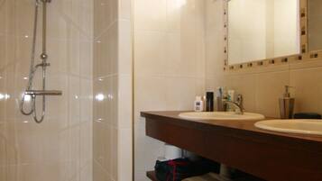 Villa | Bathroom | Shower, towels