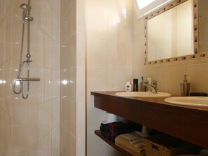Villa | Bathroom | Shower, towels - Countryside Villa in Ardeche With Gorgeous Views (Grospierres)