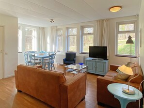 Living room - Timeless Charm and Cozy Stay (Bergen aan Zee)