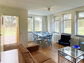Living room - Timeless Charm and Cozy Stay (Bergen aan Zee)