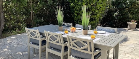 Villa | Restaurante al aire libre