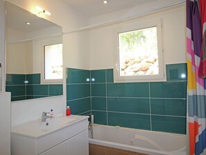 Ferienhaus | Badezimmer | Duschwanne, Handtücher