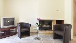 Living room - Beautiful House in Saint-cybranet With Private Swimming Pool and Near Lovely Castles (Saint-Cybranet)