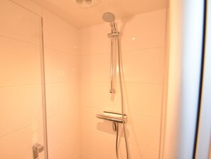 Apartment | Badezimmer | Dusche, Handtücher