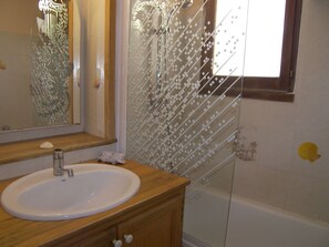 House | Bathroom | Bathtub, towels - Welcoming Holiday Home With Private Pool in Cereste (Cereste)
