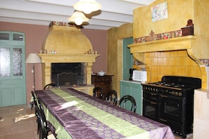 House | Private kitchen | Highchair - Holiday Home Near Mont Ventoux Pool (Vaison-la-Romaine)
