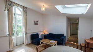 Dining - Lavish Apartment in Saint-clair With Balcony (Saint-Clair)