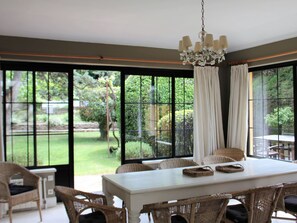 Dining - Ritzy Villa With a View of Alps and Heated Pool in Nic (Nice)