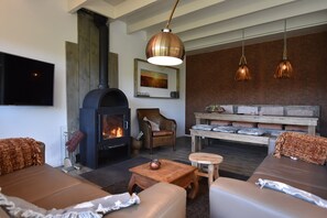 House | Living room - Alluring Holiday Home in Reutum-Weerselo with Hot Tub (Reutum)