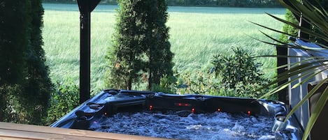 House | Outdoor spa tub